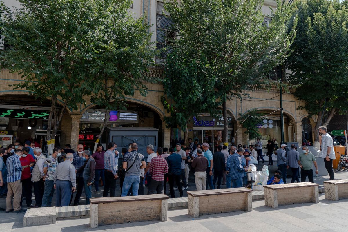 اتفاق عجیب در بازار ارز؛ سبقت دلار توافقی از سهمیهای
