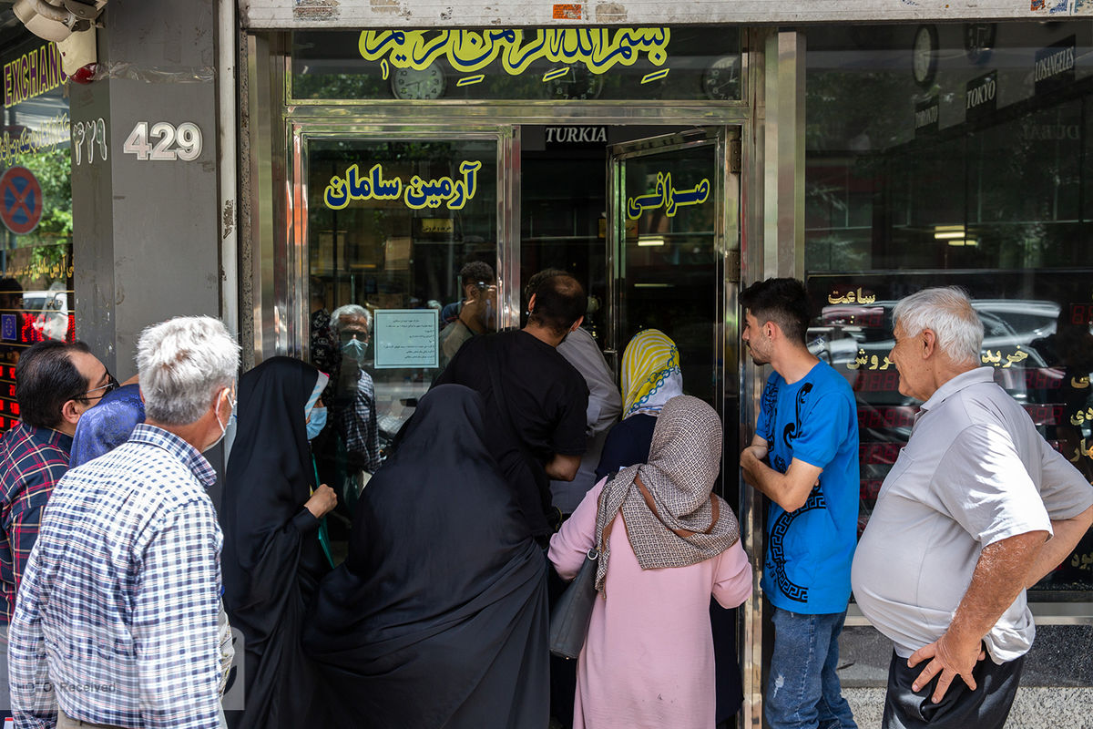 وضعیت قرمز در بازار دلار ایران / قیمت طلا و سکه اوج گرفت
